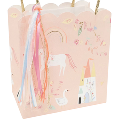 Sacolinhas surpresa tema princesas Meri Meri em tons pastel com alças douradas e fitas coloridas, ideais para festas infantis.