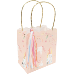 Sacolinhas surpresa tema princesas Meri Meri em tons pastel com alças douradas e fitas coloridas, ideais para festas infantis.