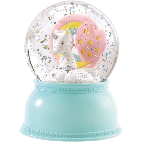 Luminária Bola de Neve Unicórnio Djeco com base azul, unicórnio branco e detalhes coloridos em glitter, ideal para decoração infantil.
