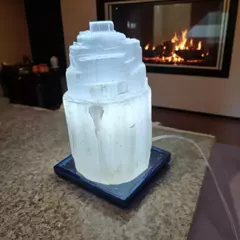 Luminária Torre de Selenita 15cm Base de Orgonite e Lâmpada de Led - comprar online