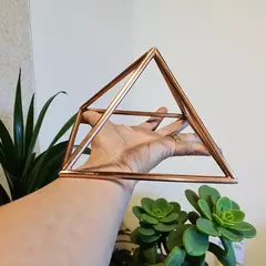 Pirâmide de Cobre Vazada com 16cm de base e 10,5cm de altura - comprar online
