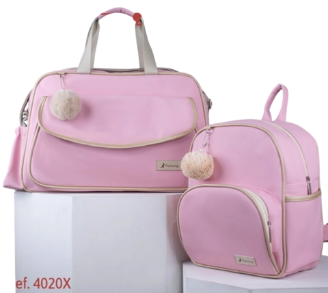 Conjunto de bolsa G e mochila na cor rosa, com pompons decorativos