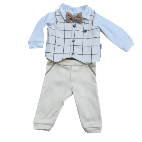 Conjunto Baby Paraiso composto por uma body branco de manga longa e colete xadrez com gravata borboleta, acompanhado de calças claras.