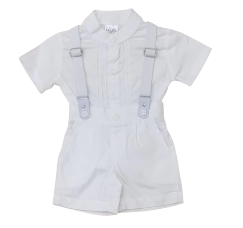 Conjunto Leley de roupa infantil, cor branca, com suspensórios e detalhes em botões.