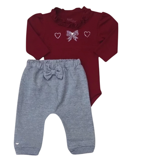 Conjunto Anjos baby com body vermelho e calça cinza, decorado com laço e detalhes brilhantes.