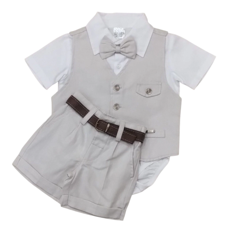 Conjunto Leley 0089 infantil, composto por body branco, colete palha e bermuda palha com cinto marrom.