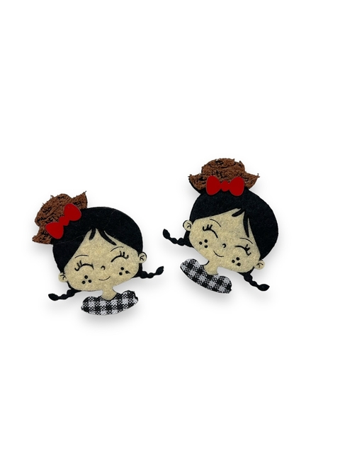 APLIQUE DE FELTRO MATUTINHA XADREZ PRETO LAÇO VERM ( 2 UNIDADES )