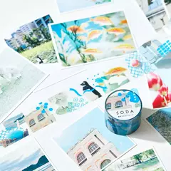 Cinta decorativa transparente PET SODA de 30 mm de ancho sobre una mesa con fotos y recortes artísticos