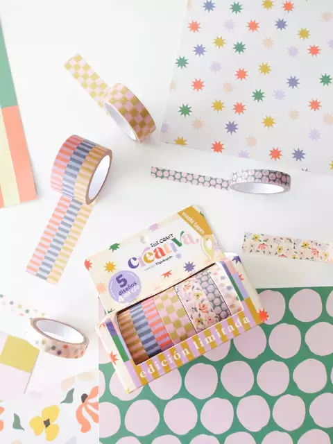 Caja coleccionable de washis tape Ibi Craft con 5 rollos de cintas decorativas con diseños variados y coloridos sobre fondo blanco con papeles decorativos.