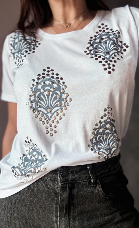 Remera serigrafía arabescos tachas