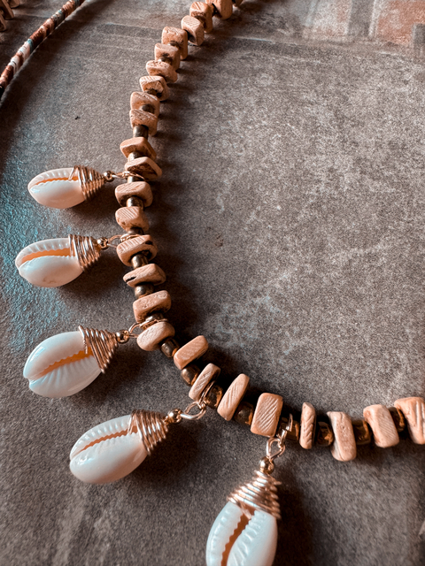 Collar escalla coco y multi buzios art N109