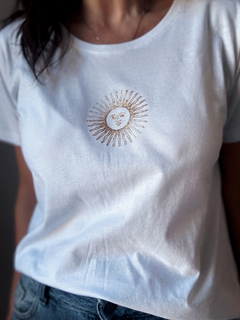 Remera Sol de Mayo (estampa chica) - Natalia Dubinsky Customizacion de prendas y Objetos