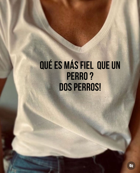Remera Que es mas fiel que un perro? Dos perros