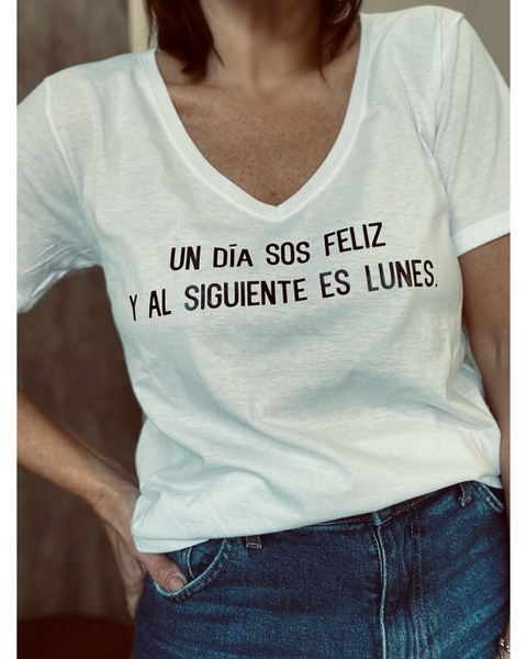 Remera Un día sos feliz y al siguiente es Lunes