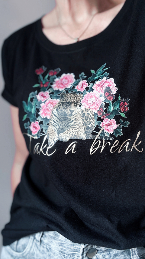 Remera take a break leopardo