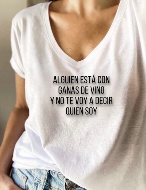 Remera Alguien esta con fzbas de vino