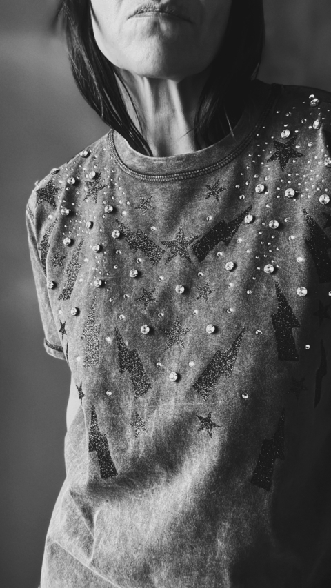 Remera washed stars strass