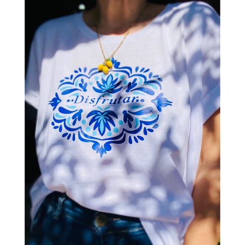 Remera Disfrutar arabescos