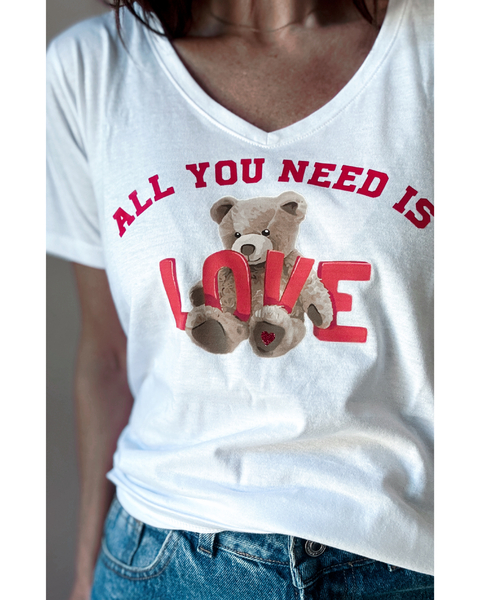 Remera All you need is love DTF bear