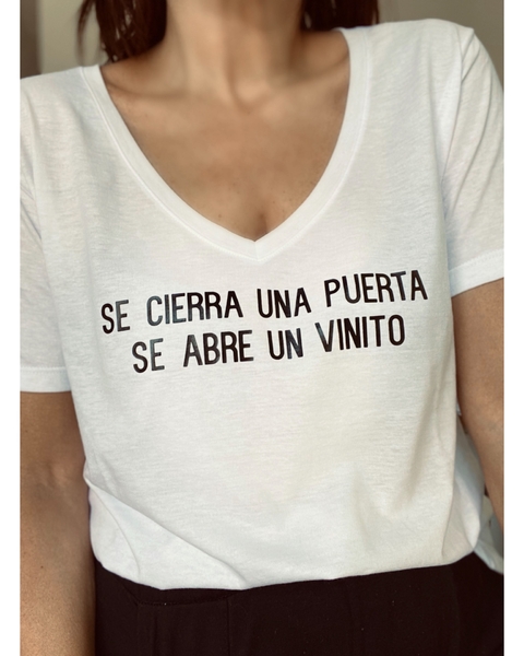 Remera Se cierra una puerta se abre un vinito