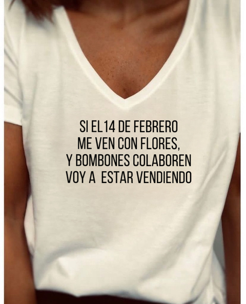 Remera Si el 14 de febrero me ven con flore y bombones