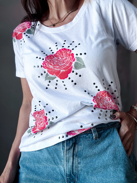 Remera Rosas aleatorias y tachas serigrafía