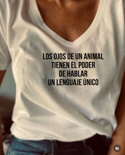 Remera Los ojos de un animal tienen el poder de hablar un lenguaje unico