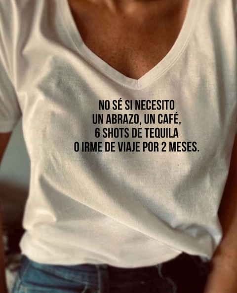 Remera No sé si necesito un abrazo, un cafe, 6 shots de tequila...