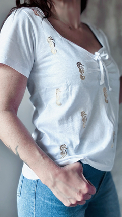 Remera Zanzíbar estampas gold - Natalia Dubinsky Customizacion de prendas y Objetos