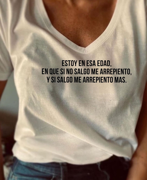 Remera Estoy en esa edad en que si no salgo me arrepiento