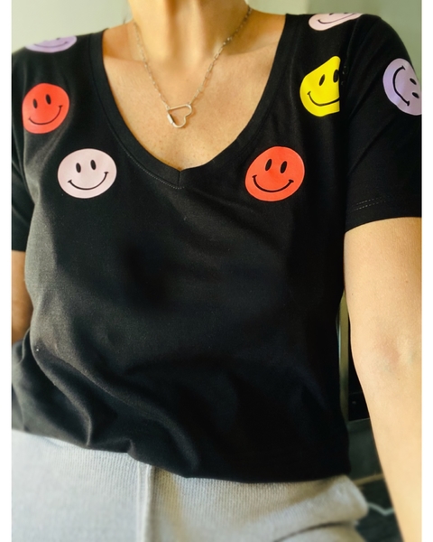 Remera Happy black Cuello v