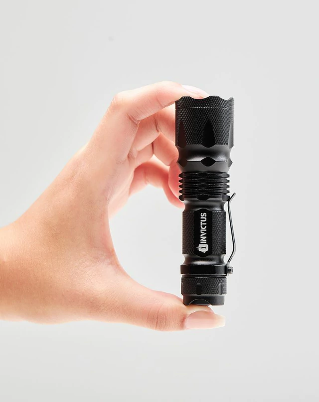 Lanterna Invictus Bolt na internet