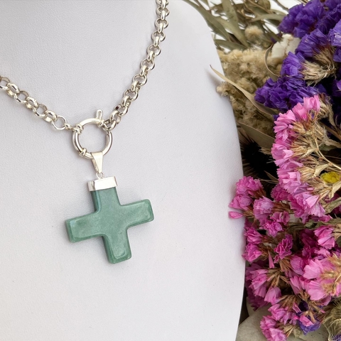 CRUZ DE PIEDRA NATURAL CUARZO JADE CON ENGARCE ALPACA PLATEADA