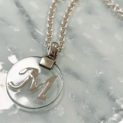 MEDALLA LETRA ALPACA HECHA A MANO FONDO DE VIDRIO PERSONALIZADA