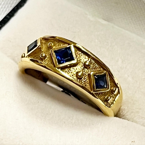 ANILLO ORO 18K CON ZAFIROS AZULES EN FORMA DE ROMBO SK933