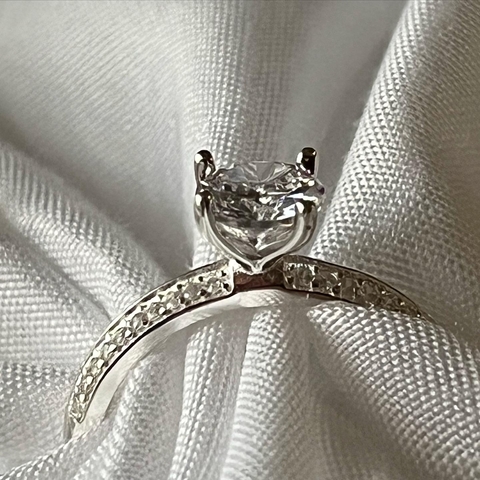 IMPORTANTE ANILLO SOLITARIO PLATA Y CUBICS sk735