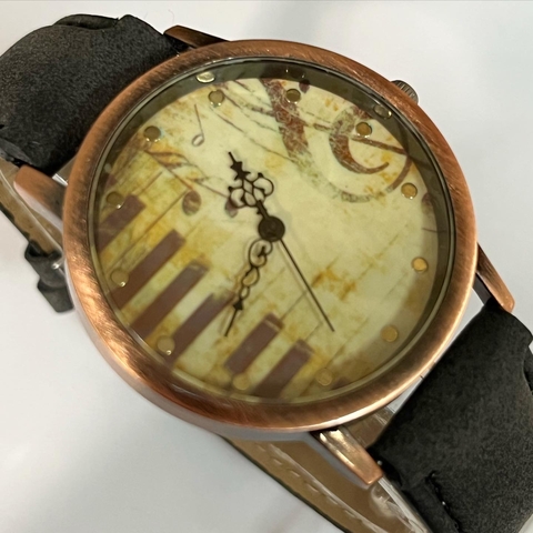 RELOJ FONDO MUSICA CUERO NEGRO DQ1210