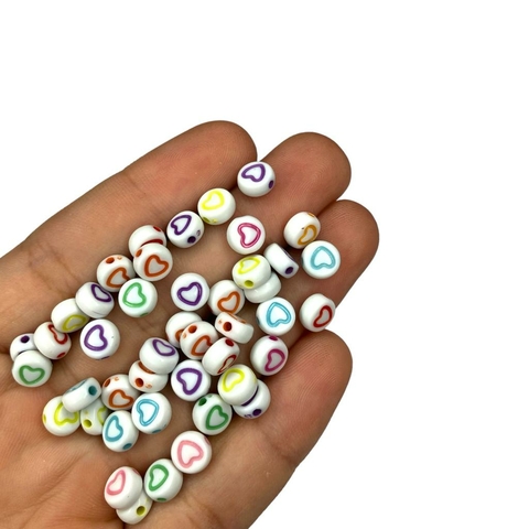 MIÇANGA - BOLINHA BRANCA PLANA COM CORAÇÃO VAZADO COLORIDO - 7MM (25 GRAMAS)