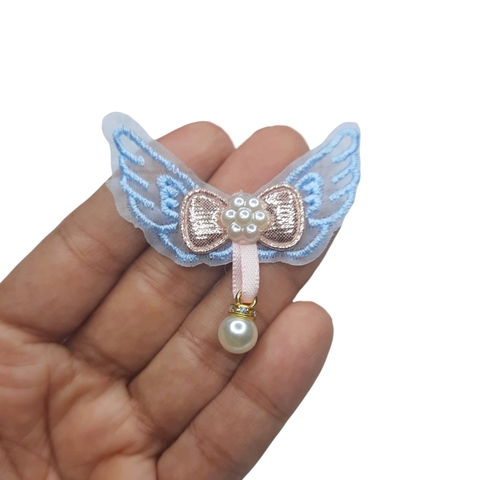 APLIQUE ASA BORDADA COM PÉROLA - ORGANZA (2 unidades) - AZUL CLARO