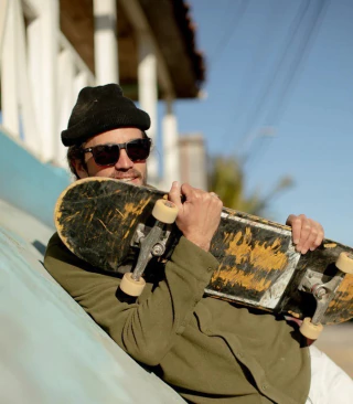 Karun Lobo Carey en internet