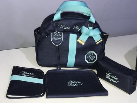 Bolsa grande acompanhando três acessórios um trocador uma necesserie e um porta cartão de vacinação