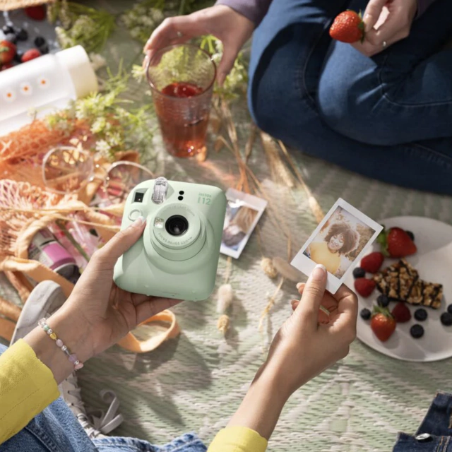 Kit Câmera Instax Mini 12 com pack 10 fotos Mermaid Tail e Bolsa - COR VERDE MENTA - comprar online
