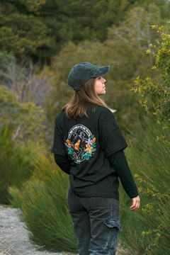 Remera negra "save the planet" con flores & animales - Línea eco - buy online