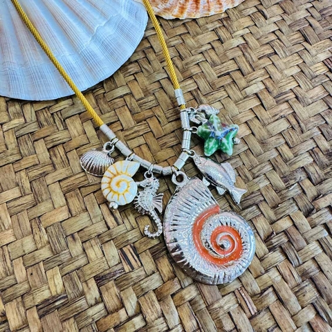 Colar com cordão ocre regulável com pingentes do mar prateado