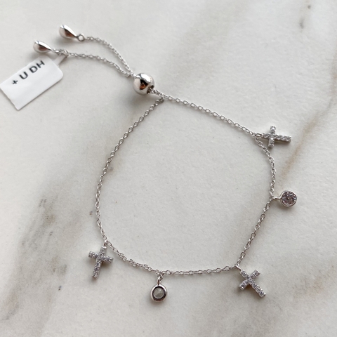 pulsera regulable con dijes y cubics (cod p128)