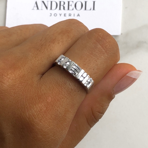 Anillo con cubics engarzados (cod an105)