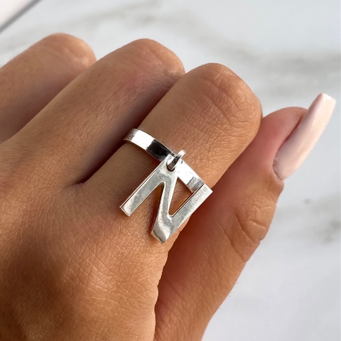 Anillo con dije inicial personalizado