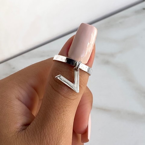 Anillo con dije inicial personalizado
