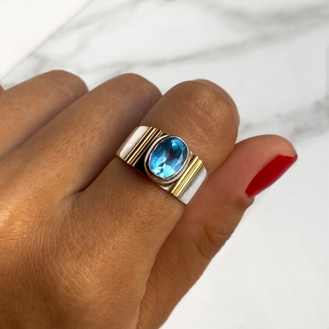 anillo con cubic celeste de plata y oro (cod an342)