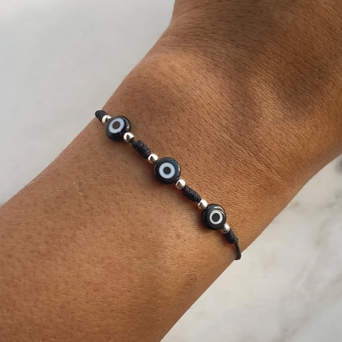 pulsera de hilo con ojo turco y bolitas de plata